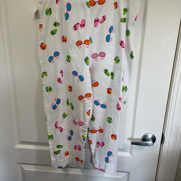 Briggs vtg sunglasses and flip flop white capris. Fits sz14 . No stains, odors. - Picture 2 of 7